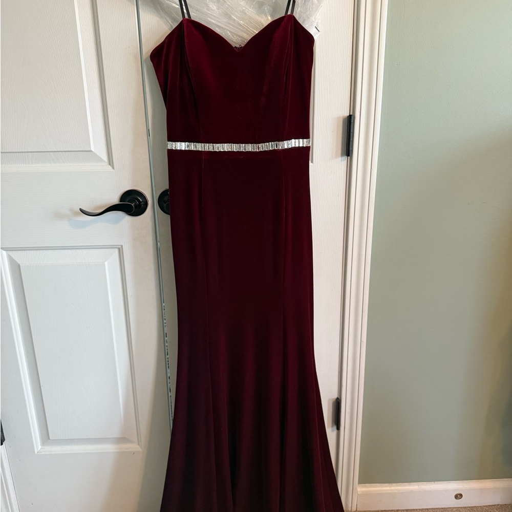 Elegant Burgundy Evening Gown Strapless